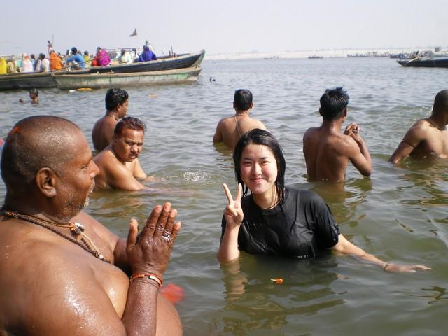 インド　ガンジス川　泳ぐ